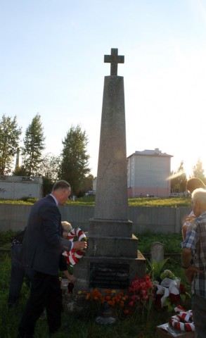 Oszmiana. Tablica z czarnego granitu z inskrypcją: OBROŃCOM OJCZYZNY POLEGŁYM NA ZIEMI OSZMIAŃSKIEJ 1919 – 1920R. NIECH PAMIĘĆ O NICH POZOSTANIE WŚRÓD NAS WDZIĘCZNI RODACY