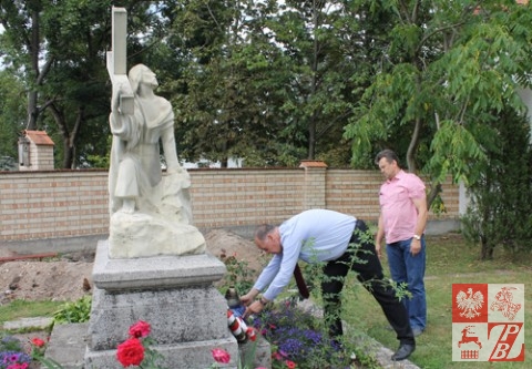 Konsul generalny RP w Grodnie Andrzej Chodkiewicz ustawia zapalony znicz pod pomnikiem na grobie proboszcza parafii pw. św. Andrzeja w Słonimiu, księdza Jana Webera, zamordowanego przez bolszewików podczas wojny polsko-bolszewickiej