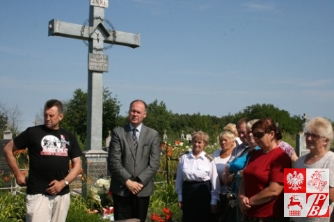 Prezes ZPB Mieczysław Jaśkiewicz, konsul generalny RP w Grodnie Andrzej Chodkiewicz, prezes Stowarzyszenia Żołnierzy AK na Białorusi Weronika Sebastianowicz i miejscowi Polacy przy krzyżu poległym żołnierzom AK