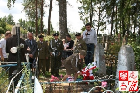 Prezes Stowarzyszenia Żołnierzy AK na Białorusi Weronika Sebastianowicz składa wieniec na grobie poległego towarzysza broni Lewona Żuka