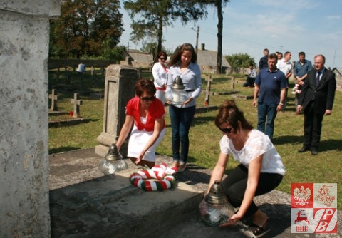 Działaczki z oddziału ZPB w Wołkowysku zapalają znicze przy kwaterze żołnierzy polskich poległych w latach 1918 – 1920