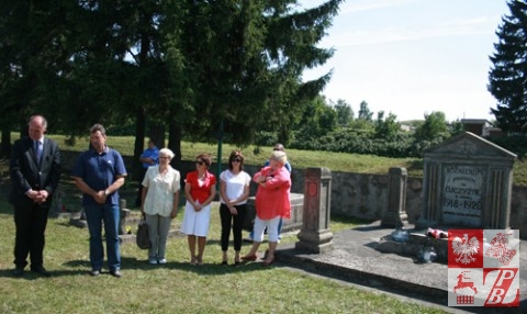 Modlitwa przy pomniku, w środkowej części którego jest umieszczony napis o treści: BOHATEROM POLEGŁYM ZA OJCZYZNĘ W LATACH 1918 – 1920 OBYWATELE MIASTA WOŁKOWYSKA