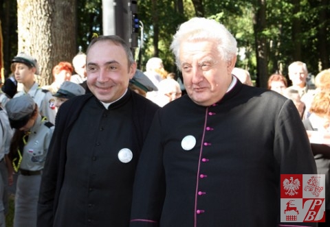 Kapelan Sybiraków przy ZPB ksiądz Andrzej Radziewicz i kapelan białostockich Sybiraków ksiądz prałat Józef Wiśniewski z Parafii św. Ducha w Białymstoku