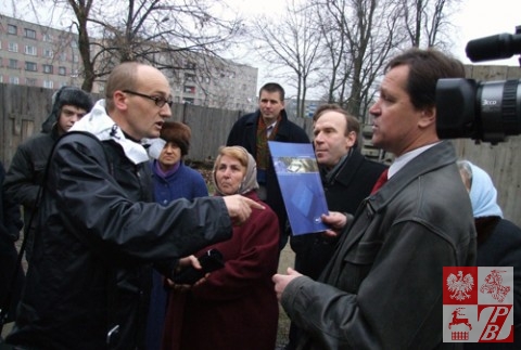 2006 rok.Proboszcz parafii na Augustówku ks. Aleksander Szemet przekonuje przewodniczącego Rady ds. Religii obwodowego komitetu wykonawczego Igora Popowa, że wierni bęą protestować aż do momentu uzyskania pozwolenia na budowę świątyni