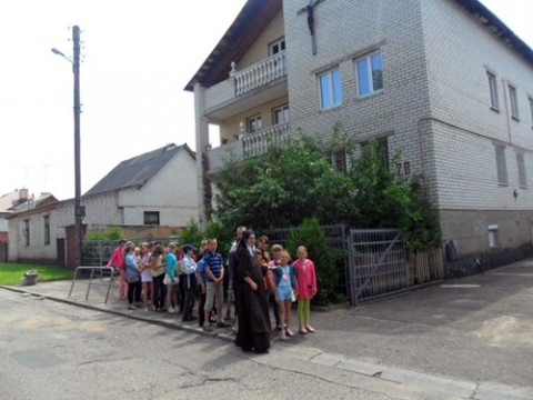 Budynek, w którym meści się kapliczka i salka katechetyczna, służące parafianom, fot. vk.com/suchombaewo