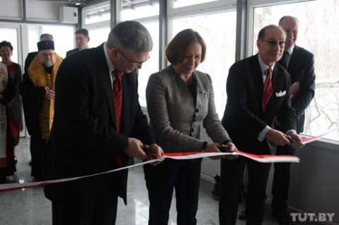 Barbara Tuge-Ereciska (w centrum) przecina wstążkę podczas otwarcia nowych pomieszczeń konsulatu, fot.: Tut.by