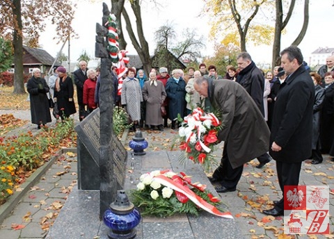 Andrzej Chodkiewicz w asyscie Wiesława Romanowskiego i Mieczysława Jaśkiewicza składa wieniec pod Krzyżem Katyńskim