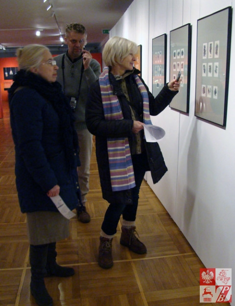 JAnna Kosicka, Andrzej Filipowicz i Janina Pilnik podczas wycieczki po galeriach Torunia zwiedzają wystawę grafiki toruńskiego artysty Wojcecha Jakubowskiego