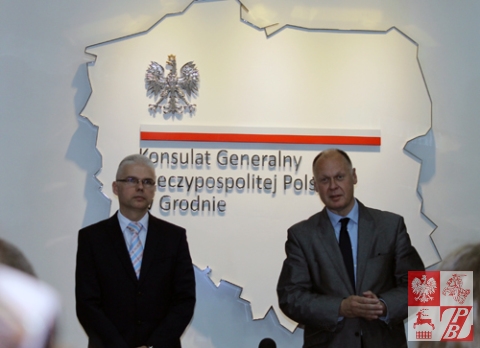 Piotr Lewczuk, szef sekcji wizowej w Konsulacie Generalnym RP w Grodnie i szef placówki Konsul Generalny RP Andrzej Chodkiewicz