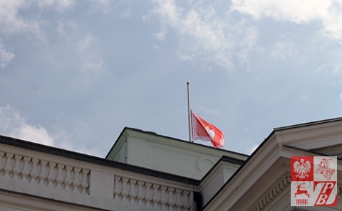 proporzec_prezydencki_wciagany_na_maszt_nad_Belwederem