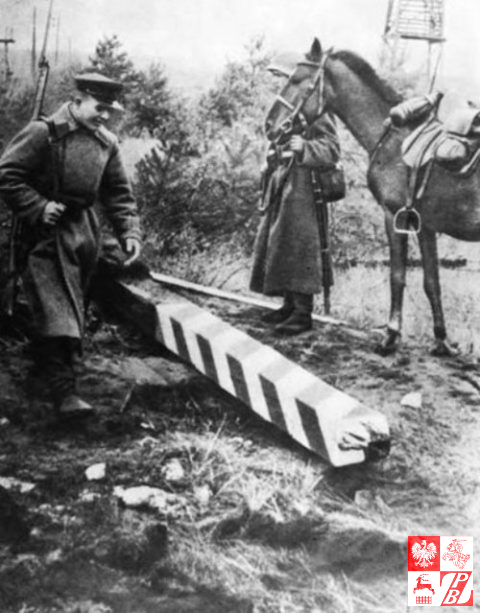 radzieccy_pogranicznice_obok_zniszczonego_polskiego_slupu_granicznego