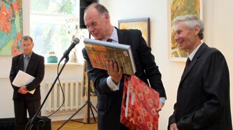 Andrzej Chodkiewicz, konsul generalny RP w Grodnie składa gratulacje Stanisławowi Kiczko, prezesowi Towarzystwa Plastyków Polskich przy ZPB