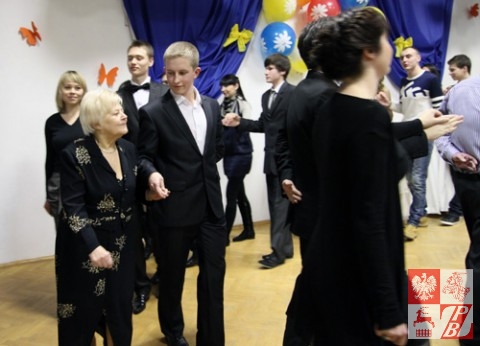 Wraz z uczniami tańczy wieloletnia dyrektor Polskiej Szkoły Społecznej im. Tadeusza Reytana Elżbieta Dołęga-Wrzosek