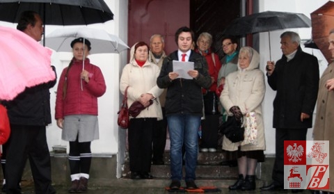 Aleksander Kisiel, absolwent Szkoły Społecznej przy ZPB w Grodnie odczytuje informację o obronie Grodna