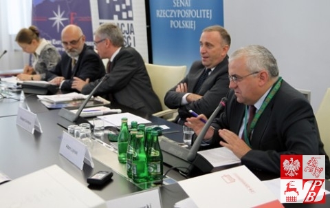 Pierwszy od prawej: Adam Lipiński wiceprezes partii Prawo i Sprawiedliwość oraz przewodniczący Sejmowej Komisji Łączności z Polakami za Granicą, za nim Grzegorz Schetyna, przewodniczący Sejmowej Komisji Spraw Zagranicznych