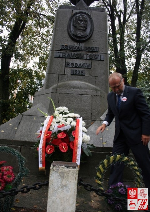 Szef Kancelarii Prezydenta RP po złożeniu wieńca od prezydenta pod pomnikiem Romualda Traugutta