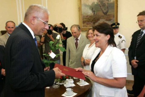 Sierpień 2007 roku. Podpisanie ustawy o Karcie Polaka przez marszalka Sejmu Ludwika Dorna w obecności Andżeliki Borys, fot.: Wojciech Olkuśnik / AG