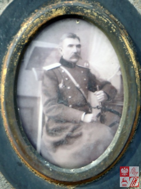 Generał major Bernard Wojciedzki, foto z pomnika na grobie