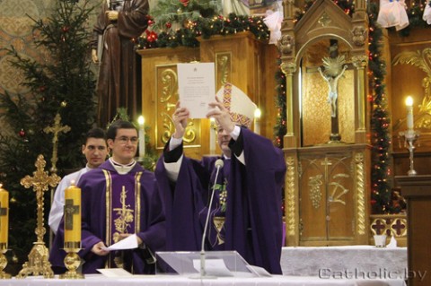 Nuncjusz apostolski na Białorusi arcybiskup Claudio Gugerotti demonstruje list od papieża Franciszka