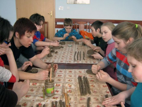 Zajęcia ceramiczne na obozie edukacyjno-wypoczynkowym w Chodyszewie (woj.podlaskie), fot.: aktywni.bialystok.pl