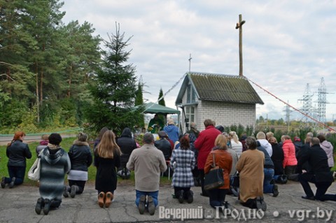 Modlitwa przy kapliczce w Alszance, fot.: vgr.by
