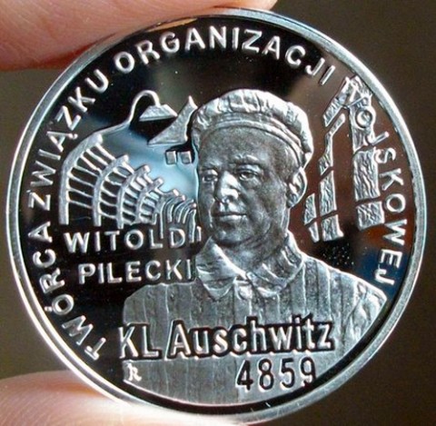 Srebrna moneta wyemitowana przez NBP na wniosek Fundacji Paradis Judaeorum z okazji 65.rocznicy oswobodzenia KL Auschwitz, fot.: Mementomori.salon24.pl