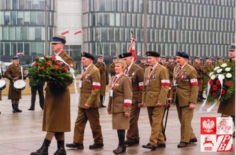 Ak-owcy z Białorusi składają wieniec przy Grobie Nieznanego Żołnierza w Warszawie w Narodowym Dniu Pamięci Żołnierzy Wyklętych, 1 marca 2014 roku