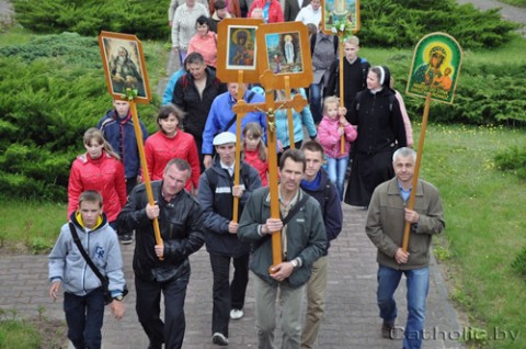 Pielgrzymi przybywają do sanktuarium Matki Bożej Cierpliwie Słuchającej na Wzgórzu Nadziei w Kopciówce