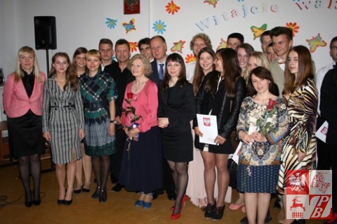 Zdjęcie pamiątkowe absolwentów, nauczycieli i gości uroczystego zakończenia Roku Szkolnego 2013/2014