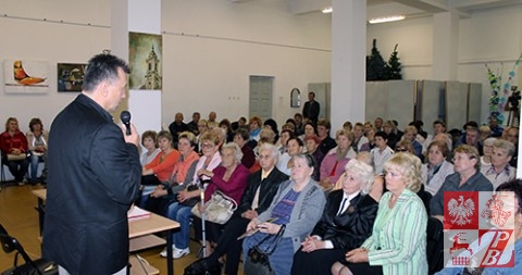 Prezes ZPB Mieczysław Jaśkiewicz informuje grodzieńskich Polaków o zagrożeniu, jakie niesie inicjatywa ministerstwa edukacji polskiemu szkolnictwu na Białorusi