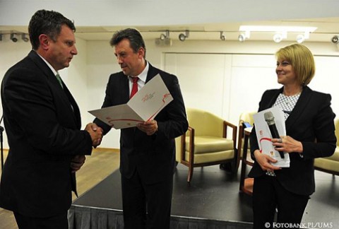 W podziękowaniu za wieloletnią współpracę i pomoc, niesioną Polakom na Białorusi kierownictwo ZPB wręcza prezydentowi miasta Sopotu Jackowi Karnowskiemu (po lewej) Dyplom Uznania, fot. Fotobank.PL/UMS