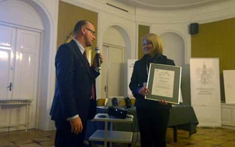 Dariusz Bonisławski gratuluje Andżelice Borys otrzymania Certyfikatu