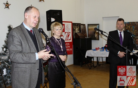 Przemawia konsul generalny RP Andrzej Chodkiewicz. Obok niego - Janina Sołowicz i Mieczysław Jaśkiewicz
