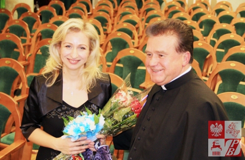 Helena Abramowicz i proboszcz parafii Św. Szymona i Heleny ks. Władysław Zawalniuk