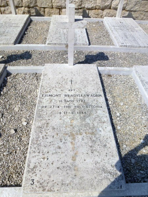 Grób kpt. Władysława Adama Ejsmonta na Polskim Cmentarzu Wojennym na Monte Cassino, fot.: polskiecmentarzewewloszech.eu
