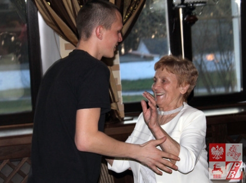 Młody wolontariusz Stowarzyszenia ODRA-NIEMEN korzysta z życiowej okazji zatańczenia z żywą legendą społeczności polskiej na Białorusi Weroniką Sebastianowicz