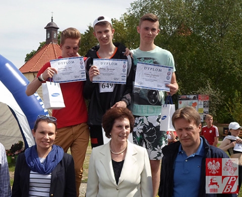 Aleksy Rymarczyk, po środku u góry na zdjęciu pamiątkowym z Ireną Szewińską - po środku w dolnym rzędzie