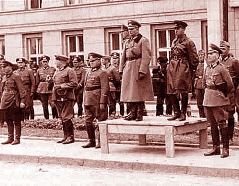 General Heinz Guderian i Siemion Kriwoszein odbierają wspólną defiladę Wehrmachtu i Armii Czerwonej w Brześciu