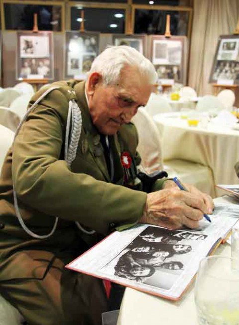 Edward_Akuszewicz_zolnierz_RAGNERA_podpisuje_sie_w_ksiazce