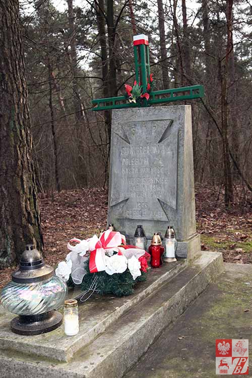 Pomnik na grobie harcerzy, walczących w szeregach polskiej konspiracji antykomunistycznej na ziemi wołkowyskiej