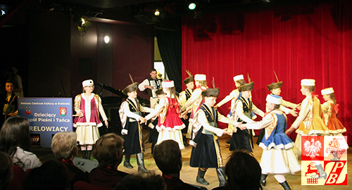 Młodzi tancerze z Zespołu Pieśni i Tańca "Drelowiacy" z Drelowa