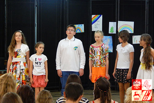 Uczniowie recytują wiersz "Tyudzień" Jana Brzechwy