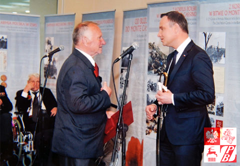 Prezydent_RP_wrecza_Swietoslawowi_Kornatowskiemu_pamiatki_po_ojcu