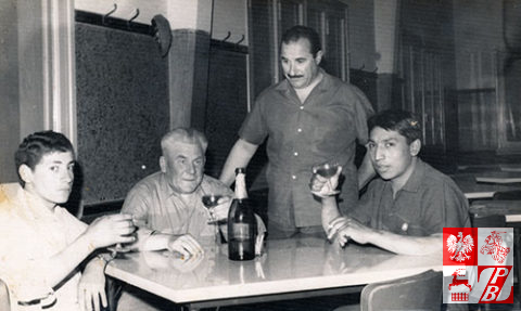 Mikolaj_Buczniew_siedzi_wigilia_bozego_narodzenia_w_Argentynie_1966