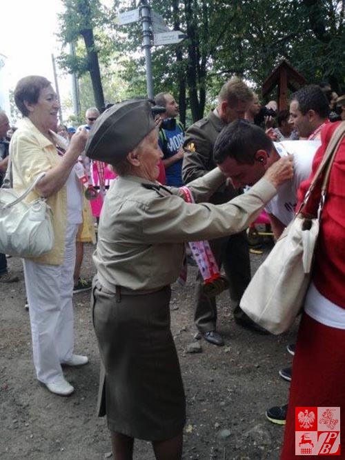 Mjr Weronika Sebastianowicz dekoruje zwycięzców Biegu Żołnierzy Niezłomnych, który objęła Patronatem Honorowym