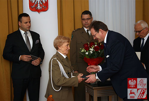 Mjr Weronika Sebastianowqicz odbiera medal w imieniu nieobecnej Ireny Popławskiej