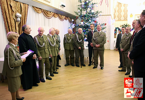 Prezes Stowarzyszenia Żołnierzy Armii Krajowej na Białorusi, mjr Weronika Sebastianowicz wraz ze swoimi kolegami akowcami wita gości przyjęcia opłatkowego 